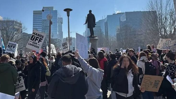 온주 대학생 ‘OSAP 보조금 축소’ 반발… 퀸즈파크 대규모 규탄 시위