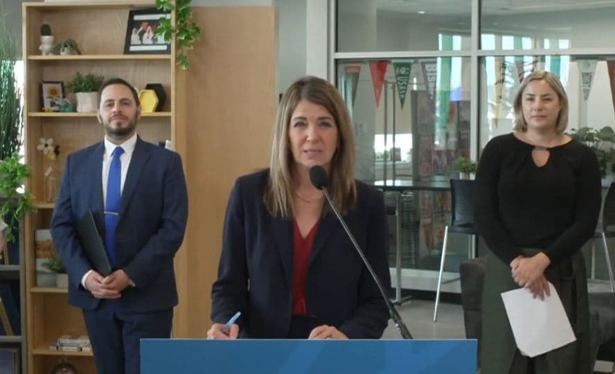 “시계 돌리기 지겹다” 앨버타 총리 ‘영구 서머타임’ 도입 추진