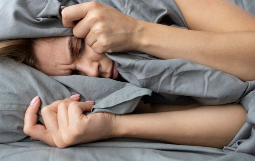 피곤한데 잠이 안 온다?… 불면증 유발 5가지 나쁜 습관