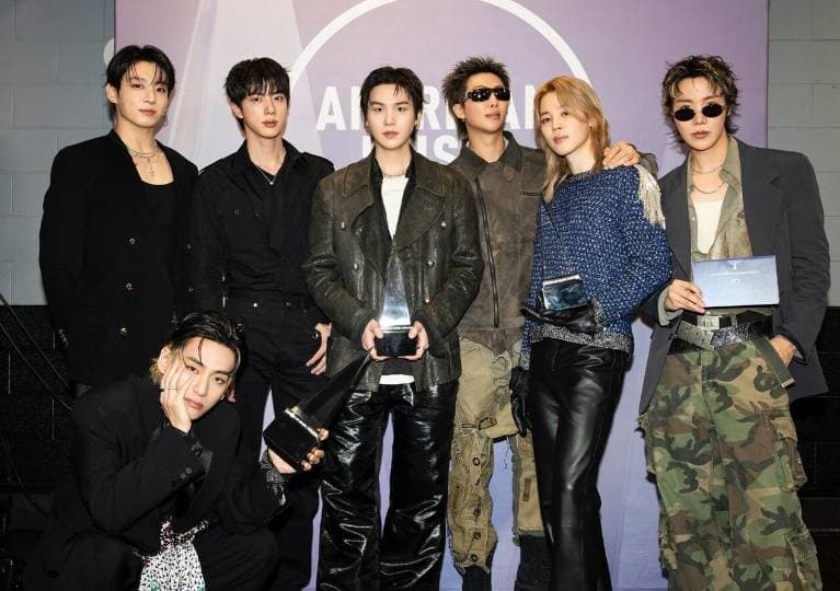 BTS, 美 AMA서 대상 포함 3관왕… "아미가 또 해냈다" 감격