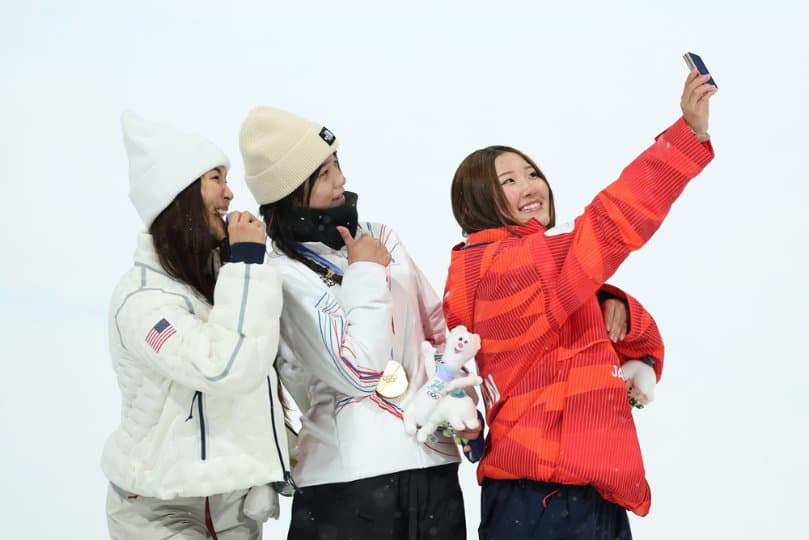 17세 최가온, 한국 설상 최초 금메달… 클로이 김 ‘품격의 축하’
