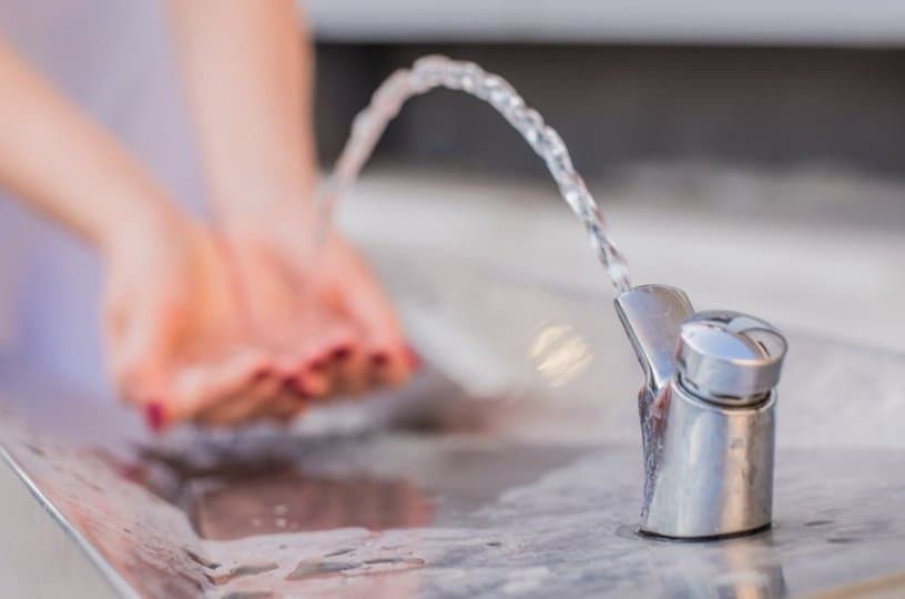 온타리오 학교 식수 ‘납 검출’ 비상… 연방 기준 2배 초과 '충격'