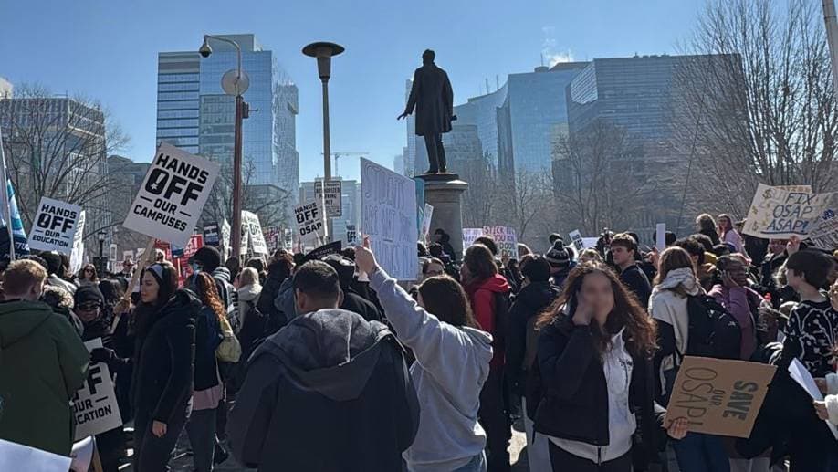 “학위 따려다 빚더미” 온타리오 대학생 의사당 점거 시위… 2명 체포