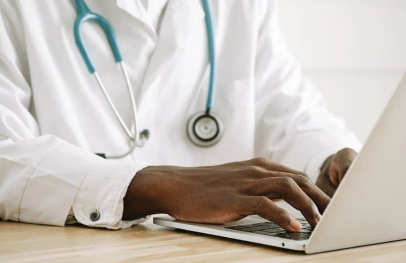 세금 내는 국민은 대기, 난민 의료비는 10억달러…역차별 논란 확산