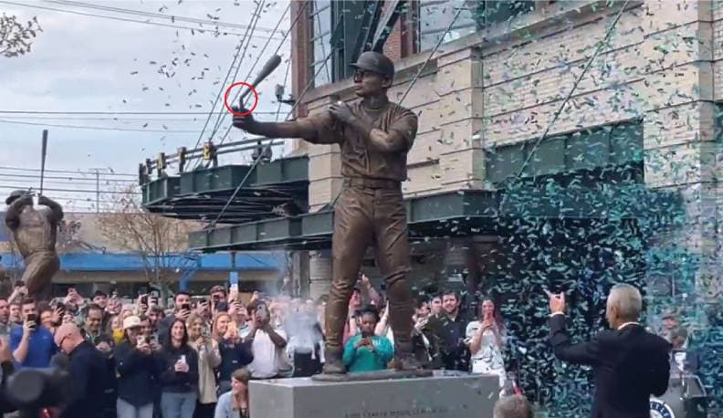 동상 배트가 뚝? 이치로의 입담이 살린 시애틀 제막식 돌발 사고