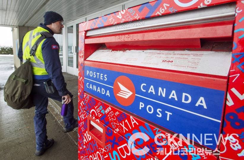 ์บ๋๋ค์ฐ์ฒด๊ตญ, ์ง๋ฐฐ๋ฌ ๋์ ๊ณต๋์ฐํธํจ ๋ฐฐ๋ฌ๋ก ๊ฐ์ ์ ํ