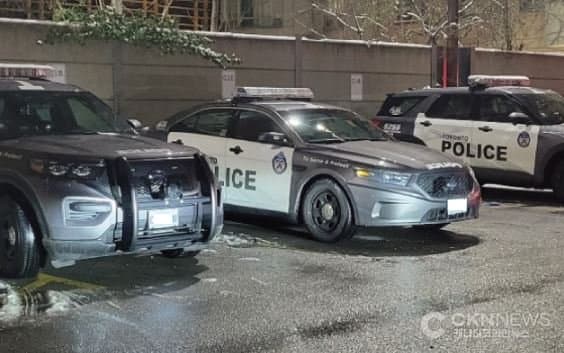 ๊ฒฝ์ฐฐ์ด ๋ฒ์ฃ์กฐ์ง โ๋๊ณผ ๊ทโโฆ ํ ๋ก ํ ์ ํ์ง ๊ฒฝ์ฐฐ 8๋ช
๊ธฐ์ '์ถฉ๊ฒฉ'