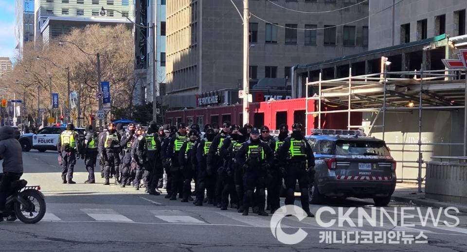 토론토 이란 집회 충돌, 남성 2명 체포 “침 뱉고 국기 방화”
