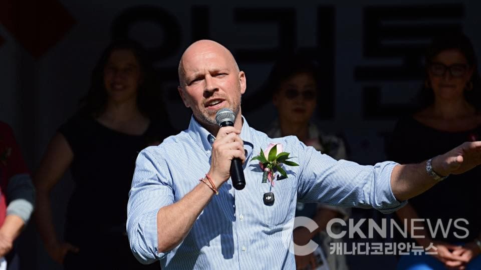 브래드포드 토론토 시장 후보 '수도요금 25% 인하' 공약