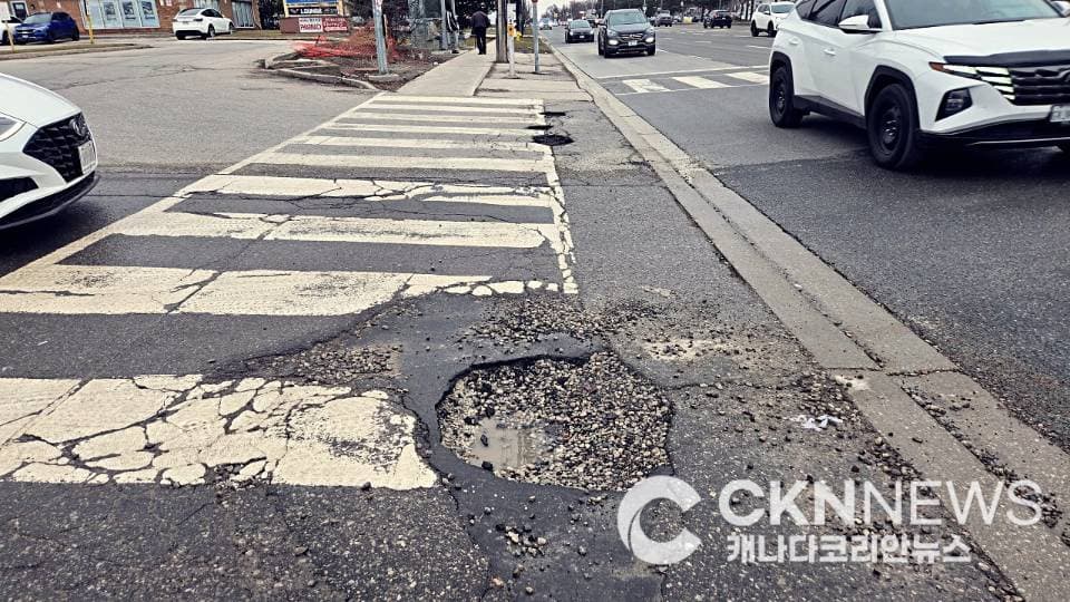 토론토 도로는 지뢰밭? … 포트홀 피하려고 '곡예운전'
