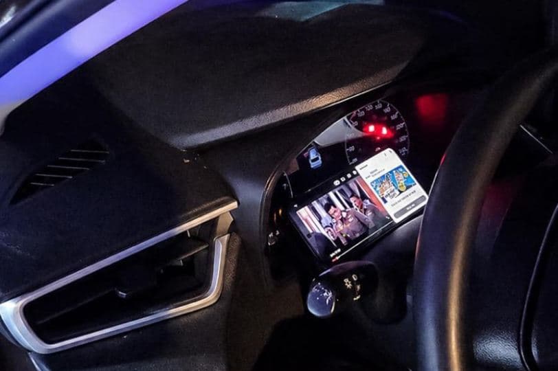 "목숨 건 시청" 고속도로 주행 중 영화 본 초보운전자