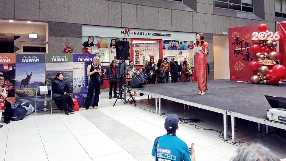 토론토 광장 채운 중국 설 축제… 한국 설날 ‘존재’는 어디에?